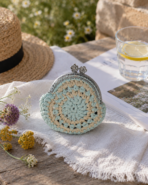 Porte monnaie bleu et jaune en crochet raphia – Création Artisanale – Image 2