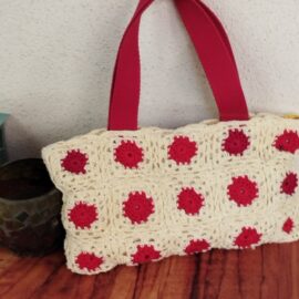 Sac rectangulaire beige rouge au crochet