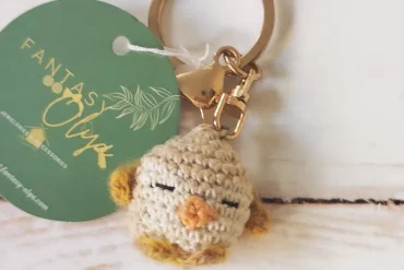 Petit oiseau beige porte-clés