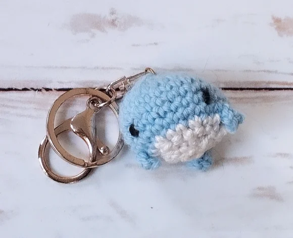 Petite baleine bleue ciel porte-clés