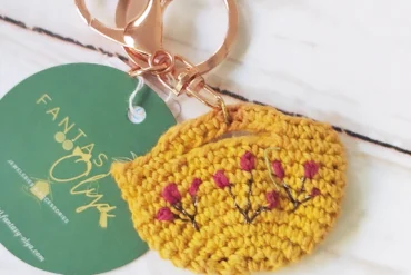 Petit panier jaune porte-clés