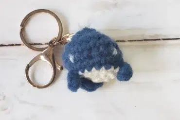 Petite baleine bleue marine porte-clés
