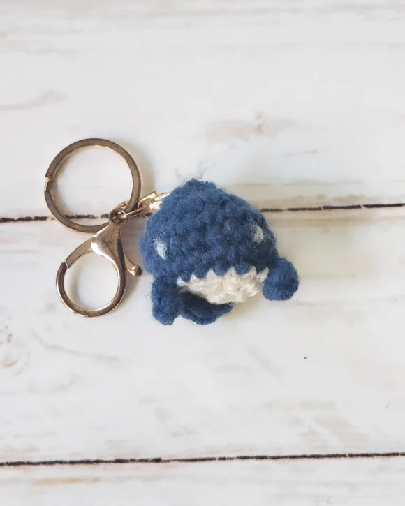 Petite baleine bleue marine porte-clés