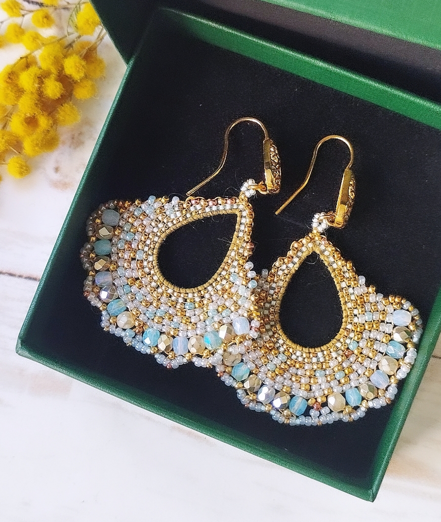 Boucles d’oreilles créoles bleues claires dorées – Image 2