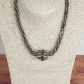 Collier marron beige