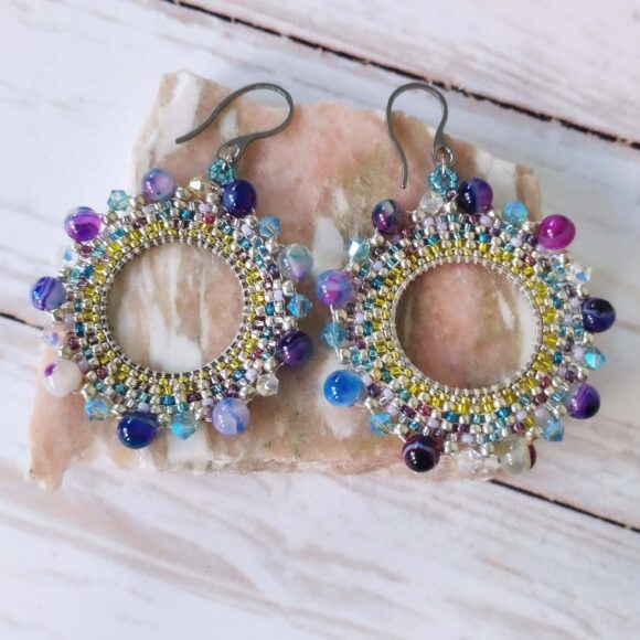 Boucles d'oreilles créoles bleues, violettes