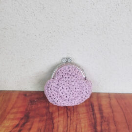 Porte monnaie violet au crochet
