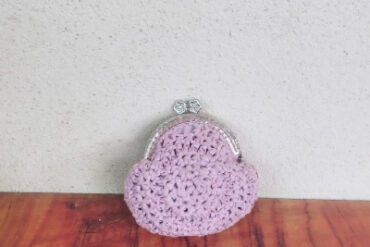 Porte monnaie violet au crochet
