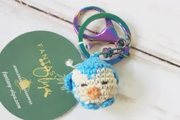 Petit oiseau bleu clair porte clés crochet