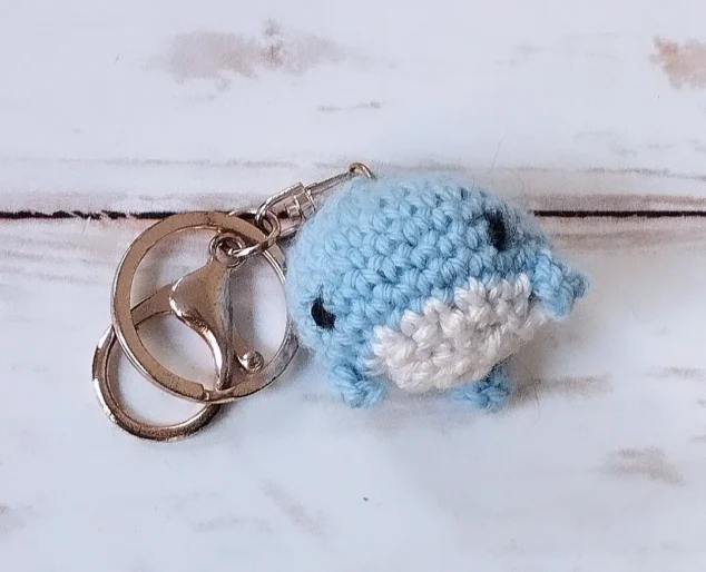 Petite baleine bleue ciel porte clés crochet