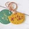 Petit panier jaune porte-clés au crochet