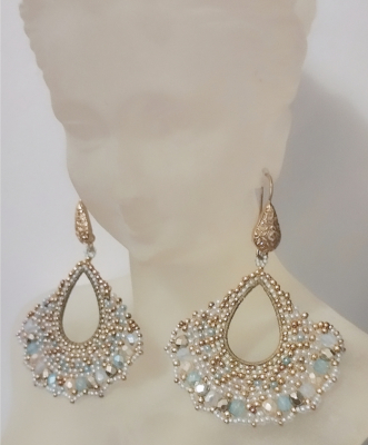 Boucles d’oreilles créoles bleues claires dorées – Image 3