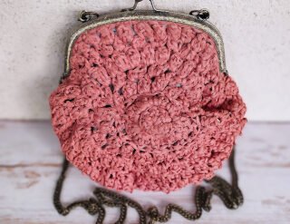 Petit sac corail au crochet en raphia - Elegance artisanale