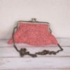 Sac pochette corail au crochet en raphia - Elegance artisanale
