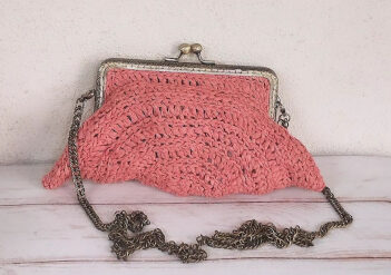 Sac pochette corail au crochet en raphia - Elegance artisanale