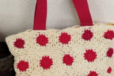 Sac rectangulaire beige rouge au crochet