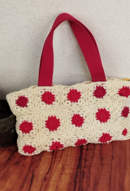 Sac rectangulaire beige rouge au crochet