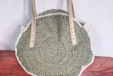 Sac vert et jaune doré clair au crochet raphia
