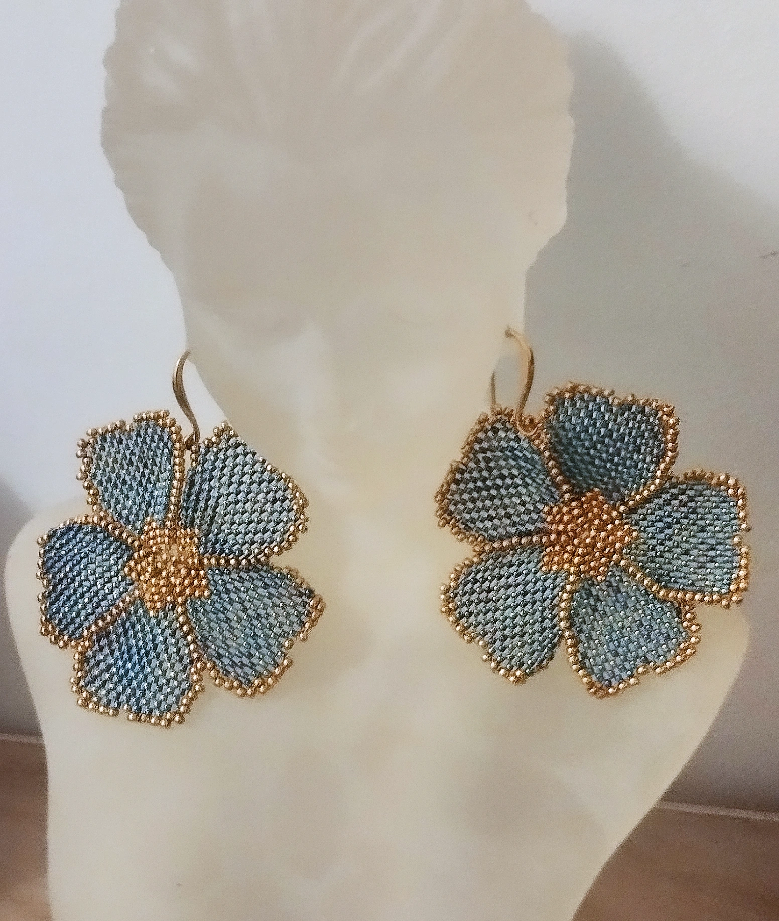 Boucles d’Oreilles Flora Bleues dorées – Collection Nature – Image 2