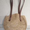 Sac rond beige au crochet en raphia
