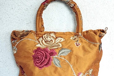 Sac orange avec fleurs