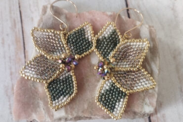 Boucles d'oreilles vertes violettes dorées Flora - Collection Nature