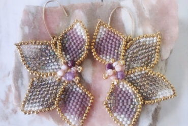Boucles d'oreilles violettes blanches dorées Flora - Collection Nature