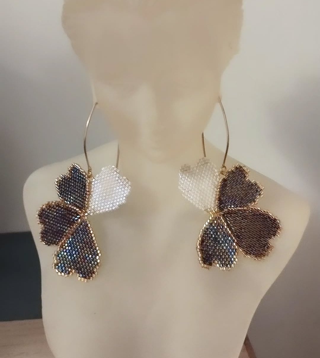 Boucles d'oreilles violettes blanches Flora – Image 2