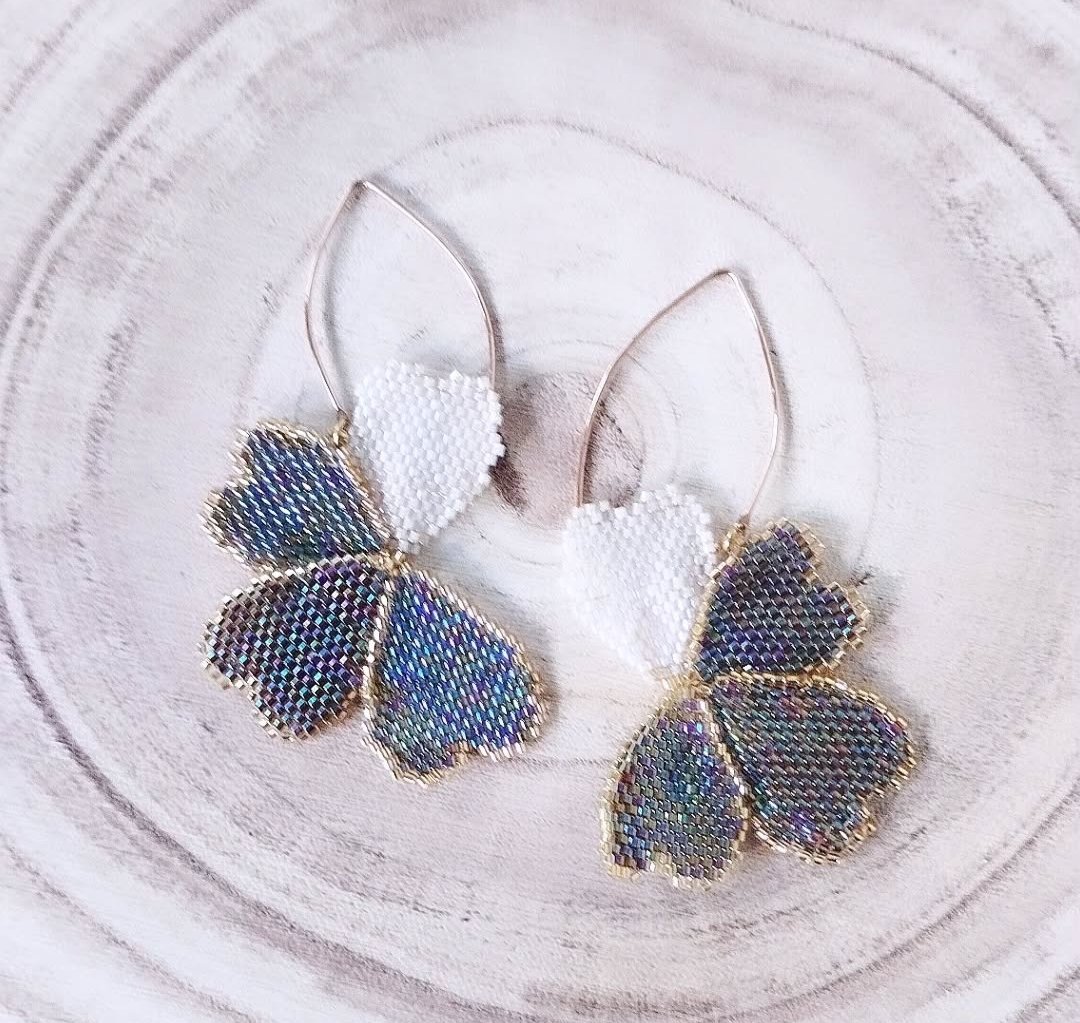 Boucles d'oreilles violettes blanches Flora