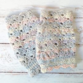 Mitaines bleues et roses au crochet