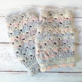 Mitaines bleues et roses au crochet